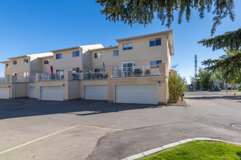 57 Millrose Place Southwest, Calgary, 3 Bedrooms Bedrooms, ,2.5 BathroomsBathrooms,Condos/Townhouses,Rented,Millrose Place,57 Millrose Place Southwest,2569